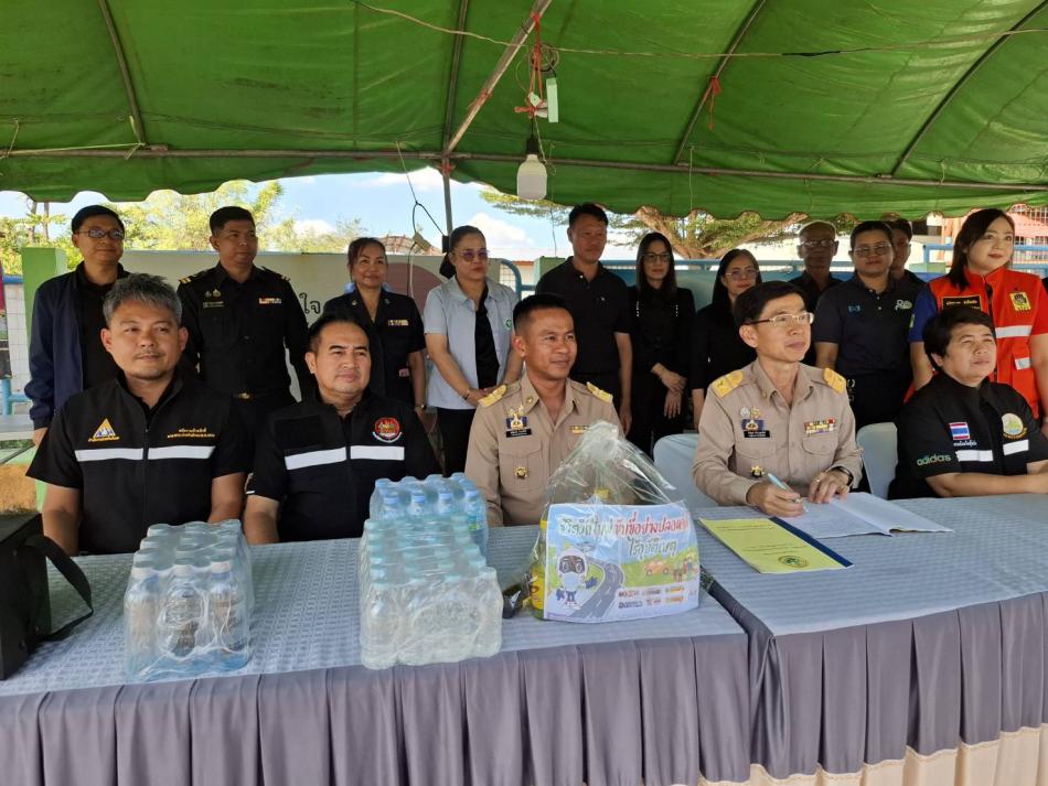 นายธีรยุทธ สำราญทรัพย์ รองผู้ว่าราชการจังหวัดสุโขทัย และนายคณิตธวัช บำรุงรัตน์ นายอำเภอบ้านด่านลานหอย พร้อมคณะ ได้เดินทางมาตรวจเยี่ยมจุดตรวจช่วงเทศกาลปีใหม่ ปี 2569